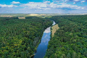 Pohled z ptačí perspektivy na lokalitu Zábělá – po pravé straně a na Háj – na levé straně. Uprostřed směrem do pozadí snímku prochází Berounka.