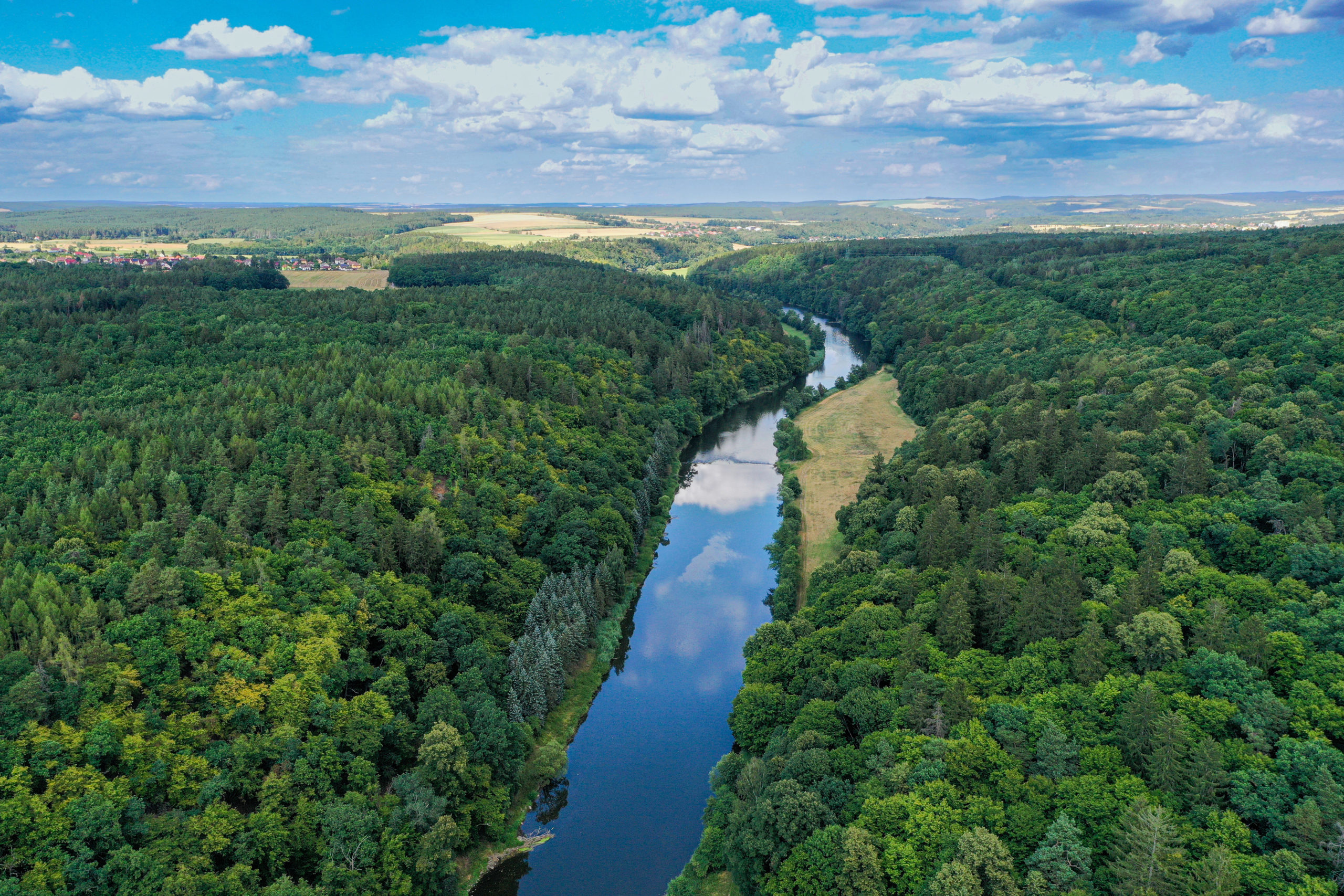 <h1>Zábělá a Háj</h1><br />
Pohled z ptačí perspektivy na lokalitu Zábělá – po pravé straně a na Háj – na levé straně. Uprostřed směrem do pozadí snímku prochází Berounka.