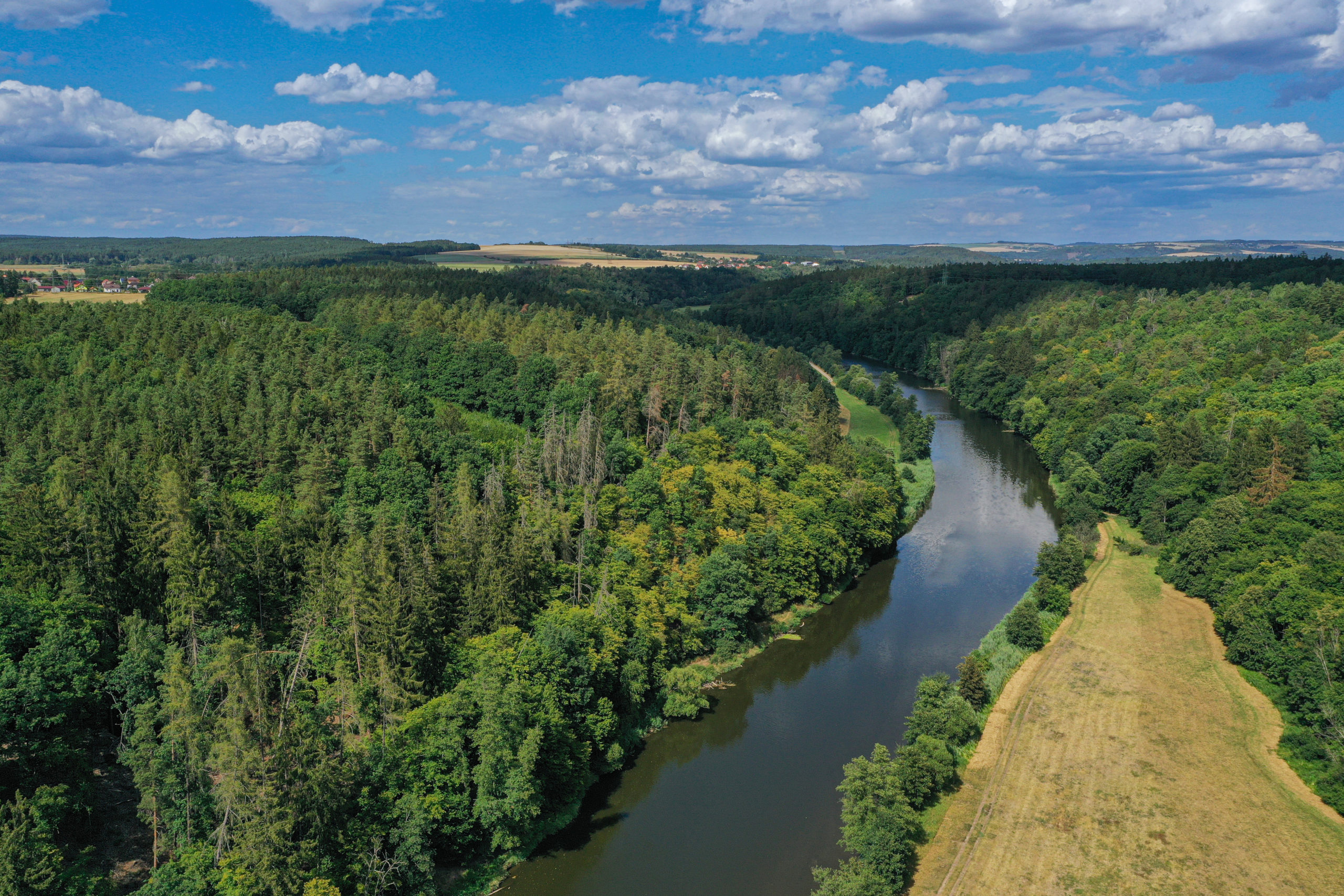 <h1>Zábělá a Háj</h1><br />
Pohled z ptačí perspektivy na lokalitu Zábělá – po pravé straně a na Háj – na levé straně. Uprostřed směrem do pozadí snímku prochází Berounka.