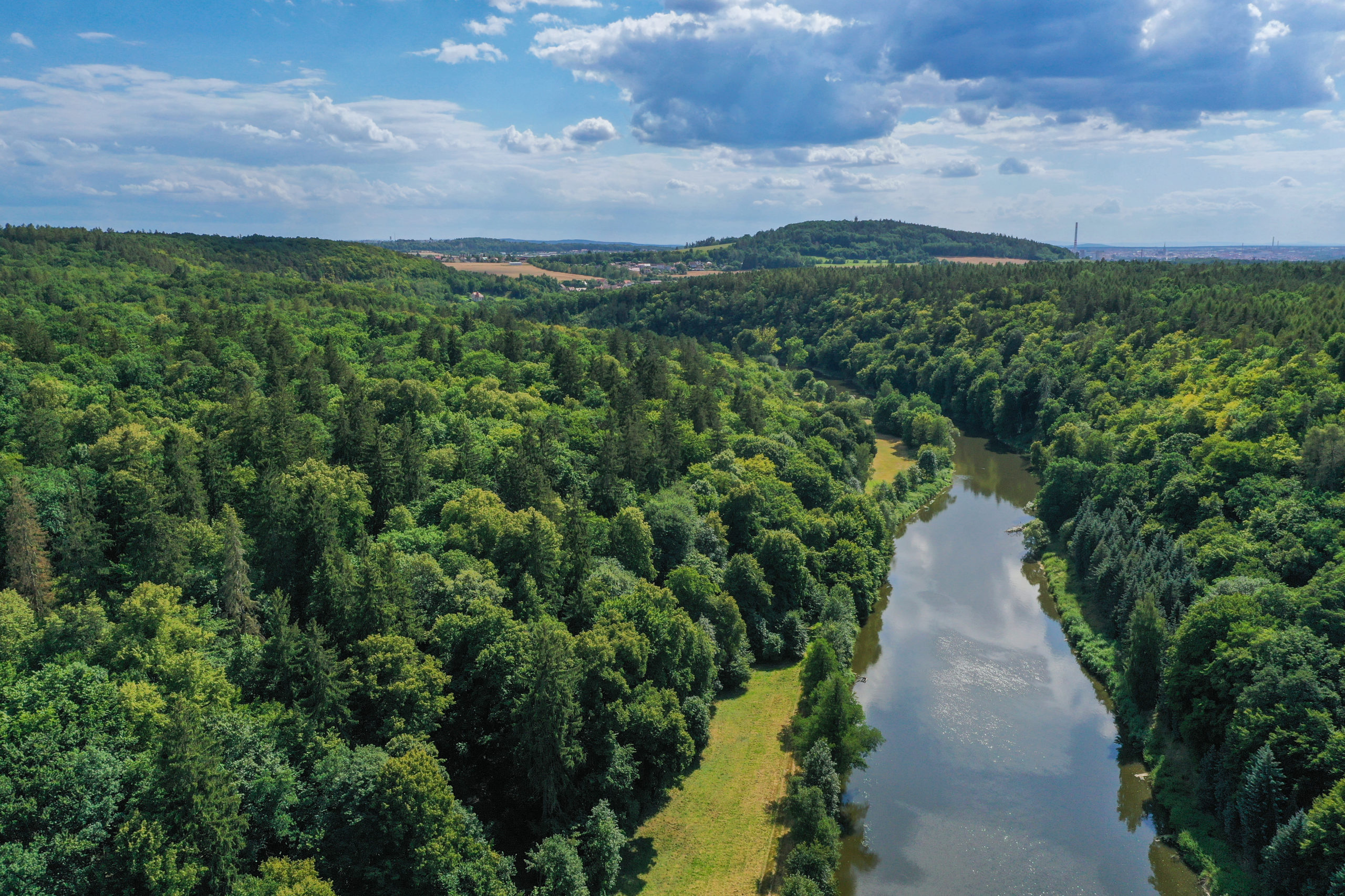 <h1>Zábělá a Háj</h1><br />
Pohled z ptačí perspektivy na lokalitu Zábělá – po levé straně a na Háj – na pravé. Uprostřed směrem do pozadí snímku prochází Berounka. Na obzoru vrch Krkavec.