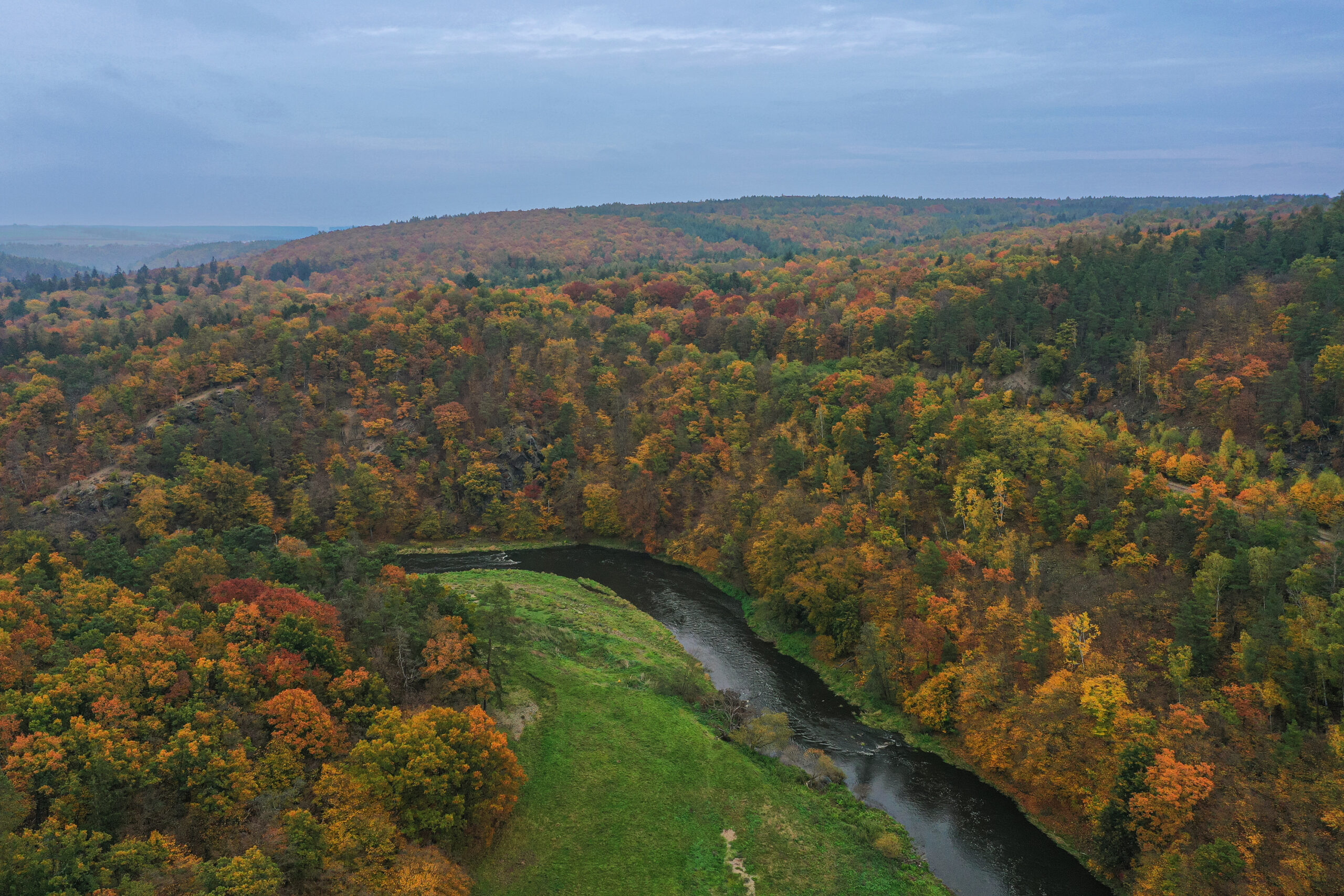 <h1>Zábělá</h1><br />
Pohled na Zábělou z ptačí perspektivy. V popředí prochází Berounka stáčející se k levé straně snímku. Podzimní scenérie – stromy v nejrůznějších odstínech.